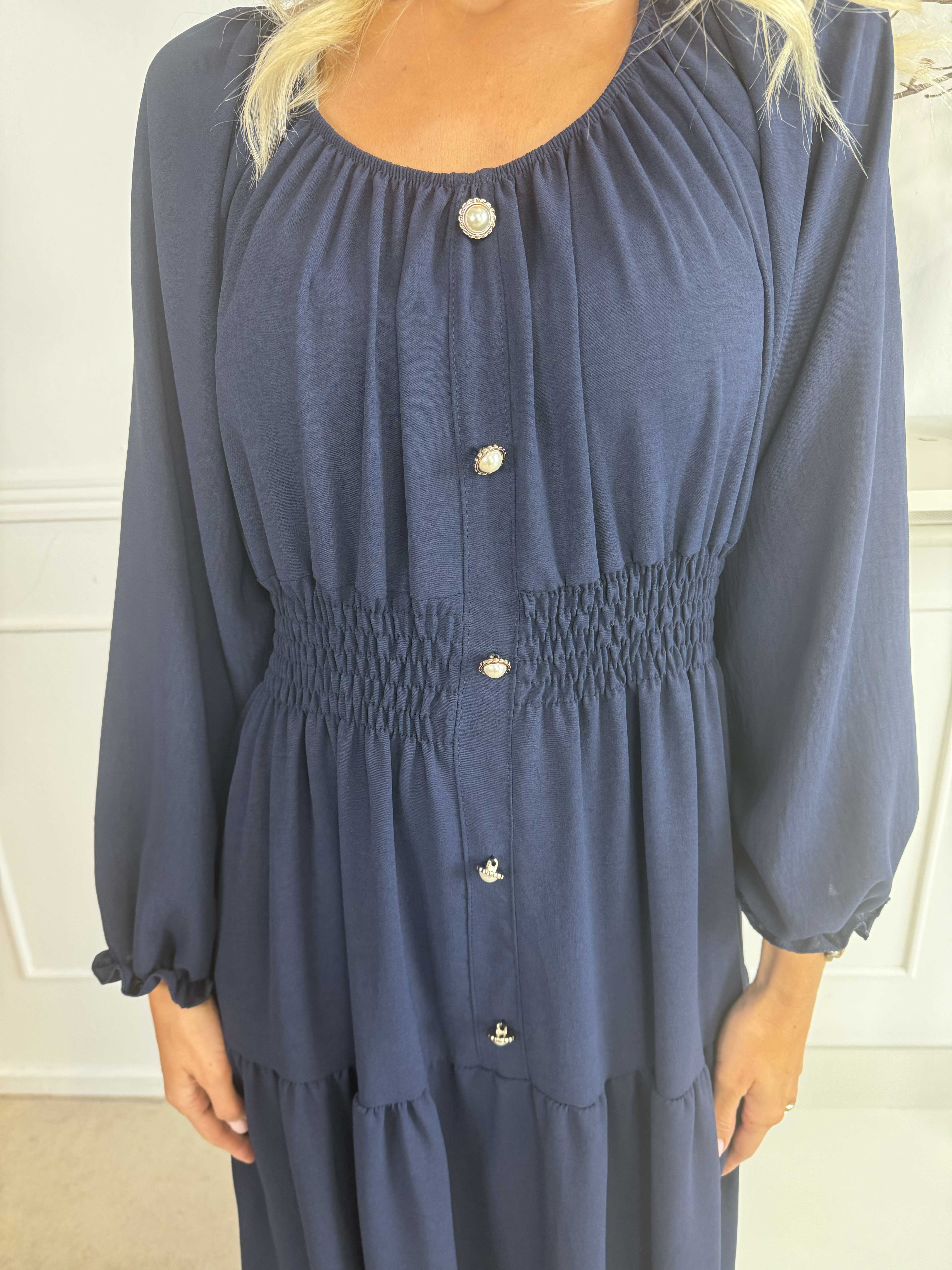 Midnight - Lang kjole med smock i taljen og guld knapper